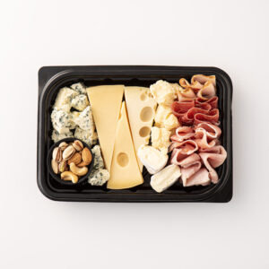 Picada premium de Quesos y Fiambres. Bandeja chica (400 g) Comen 3, pican 5Quesos camembert, sardo, mar del plata, gruyerito, reggianito, azul. Fiambres jamón cocido natural, jamón crudo, salame con finas hierbas, bondiola, lomo de cerdo horneado, pastrón. Frutos secos almendras, castañas de cajú, pistachos.