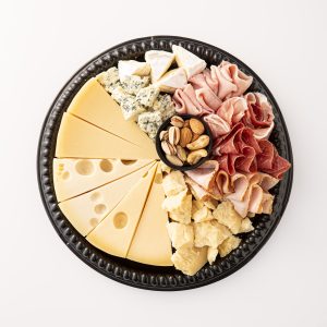 Picada premium de Quesos y Fiambres. Bandeja grande (800 g) Comen 6, pican 8Quesos camembert, sardo, mar del plata, gruyerito, reggianito, azul. Fiambres jamón cocido natural, jamón crudo, salame con finas hierbas, bondiola, lomo de cerdo horneado, pastrón. Frutos secos almendras, castañas de cajú, pistachos.